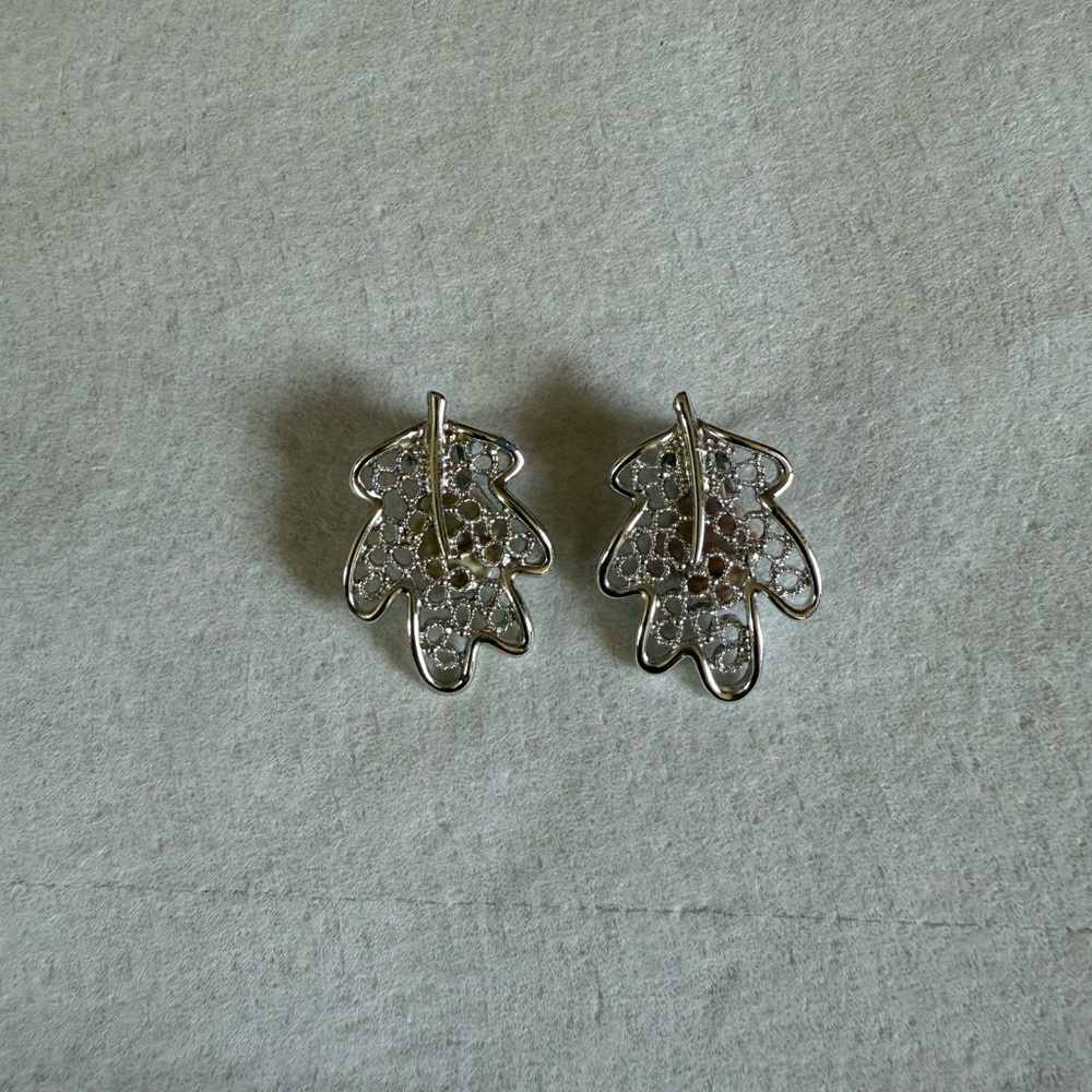 Vintage Sarah Coventry frosted leaves earrings